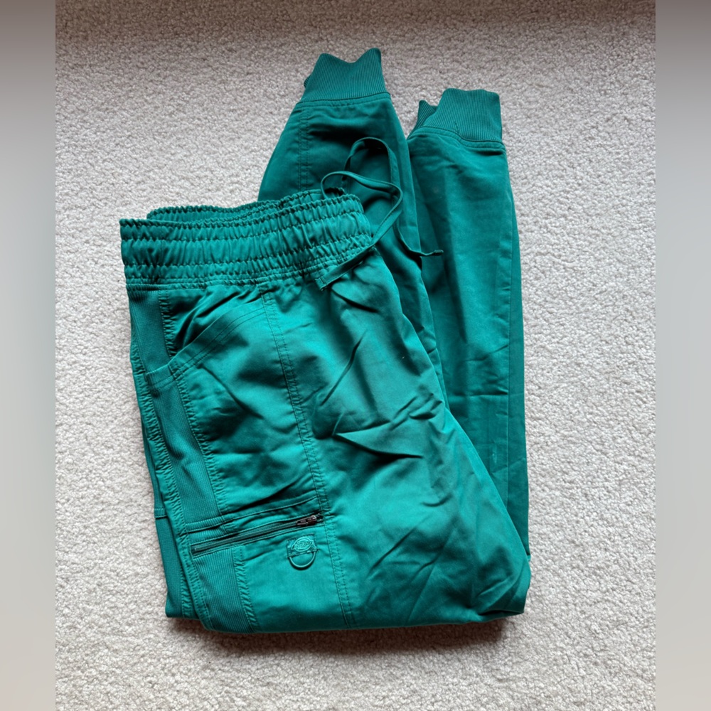 NWOT Dickies women’s jogger scrub pants